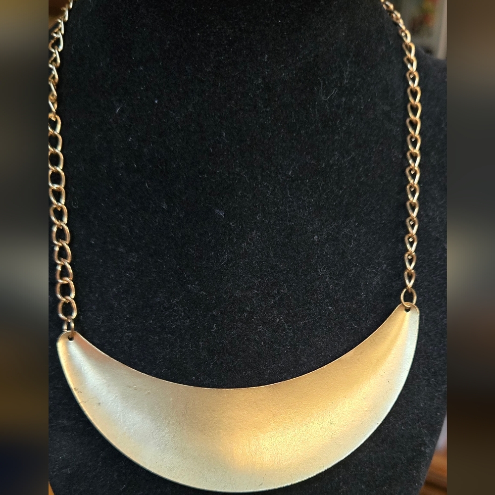 Vintage gold brushed statement necklace 16" - Picture 4 of 4